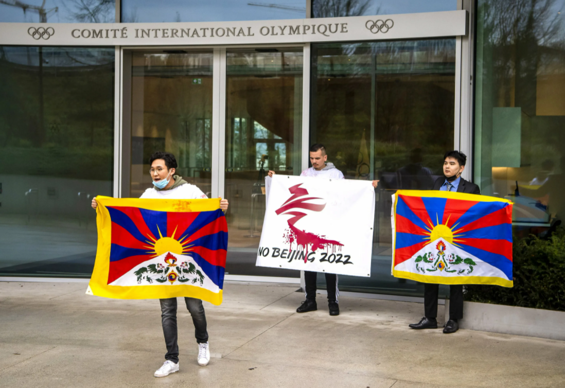 Протестующие с тибетскими флагами около Международного Олимпийского Коммитета.