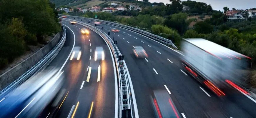 Легковые и грузовые автомобили едут по автомобильной трассе, webpulse.ru