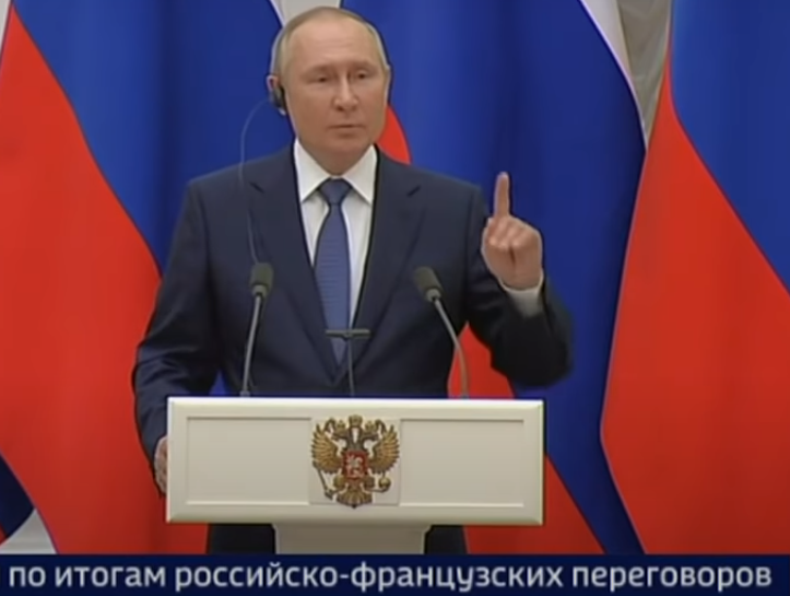 Кадр выступления с пресс-конференции