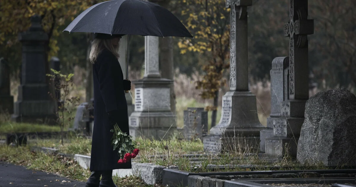 Не жена и не вдова. Женщина в трауре. Девушка на кладбище. Кладбище женщин.