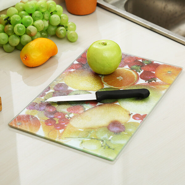 Выбор стеклянных разделочных досок сейчас огромный. Я бы советовала иметь маленькую для,например,сборки торта и большую для работы с жирным тестом и со всеми продуктами,которые любят прохладу.