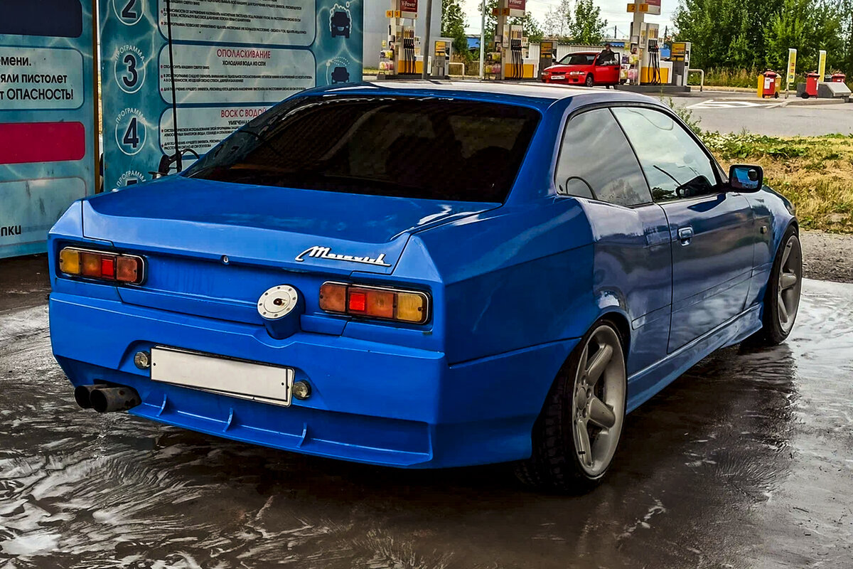 Профиль задних крыльев, фонари и шильдик "Москвич" - все, что напоминает о самом Москвиче (фото с авто.ру)