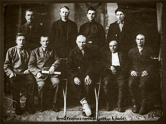 Группа Красных партизан отряда Лубкова. Фото 1919 г. П.К. Лубков (в первом ряду в центре (с костылями)