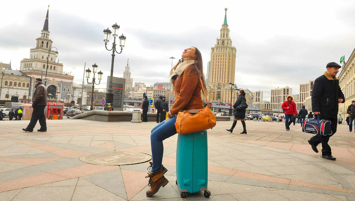 Песня мы в москву переезжаем. Переезд в Москву. Москва и жизнь.