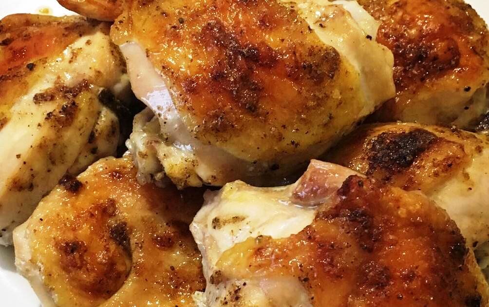 Куриные бёдра с чесноком, запеченные в духовке