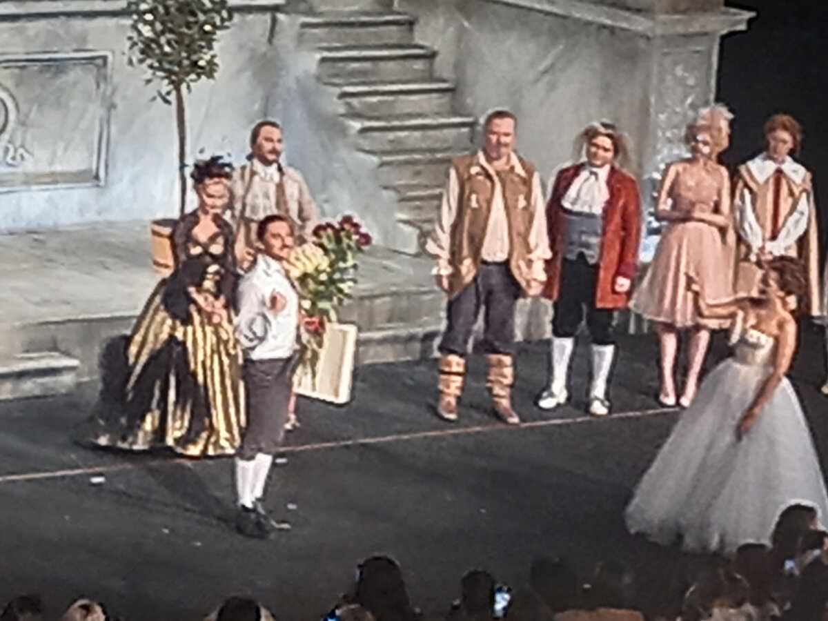 12 сентября мы посмотрели уже вторую "Женитьбу Фигаро" в этом году. Одну смотрели в Малом театре и вот эту вторую- в театре им. Пушкина. Только играли на сцене театра Российской армии.