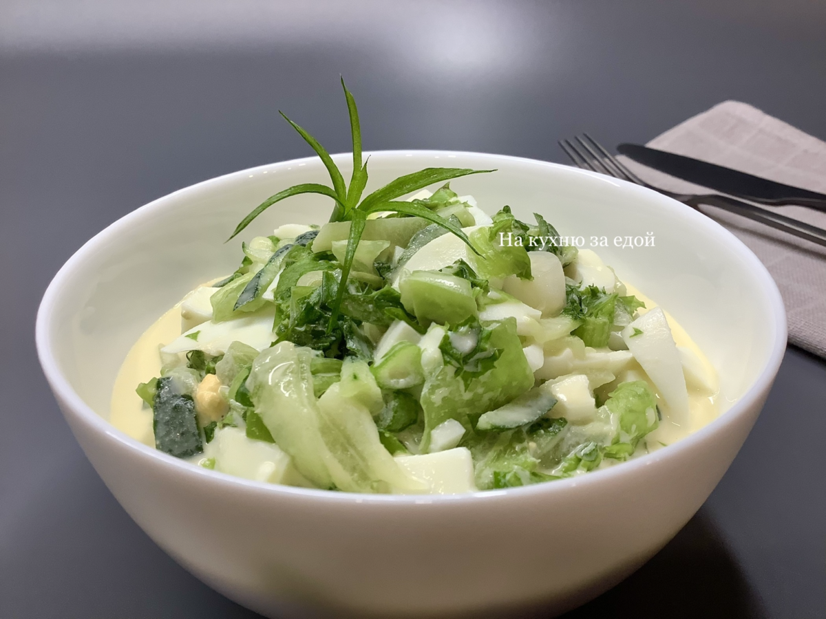 Салат с зеленым луком и яйцом