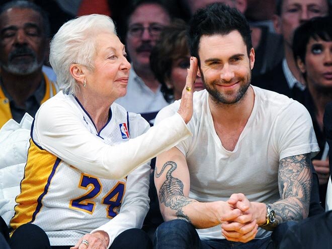 Фронтмен Maroon 5 Адам Левин и его мама