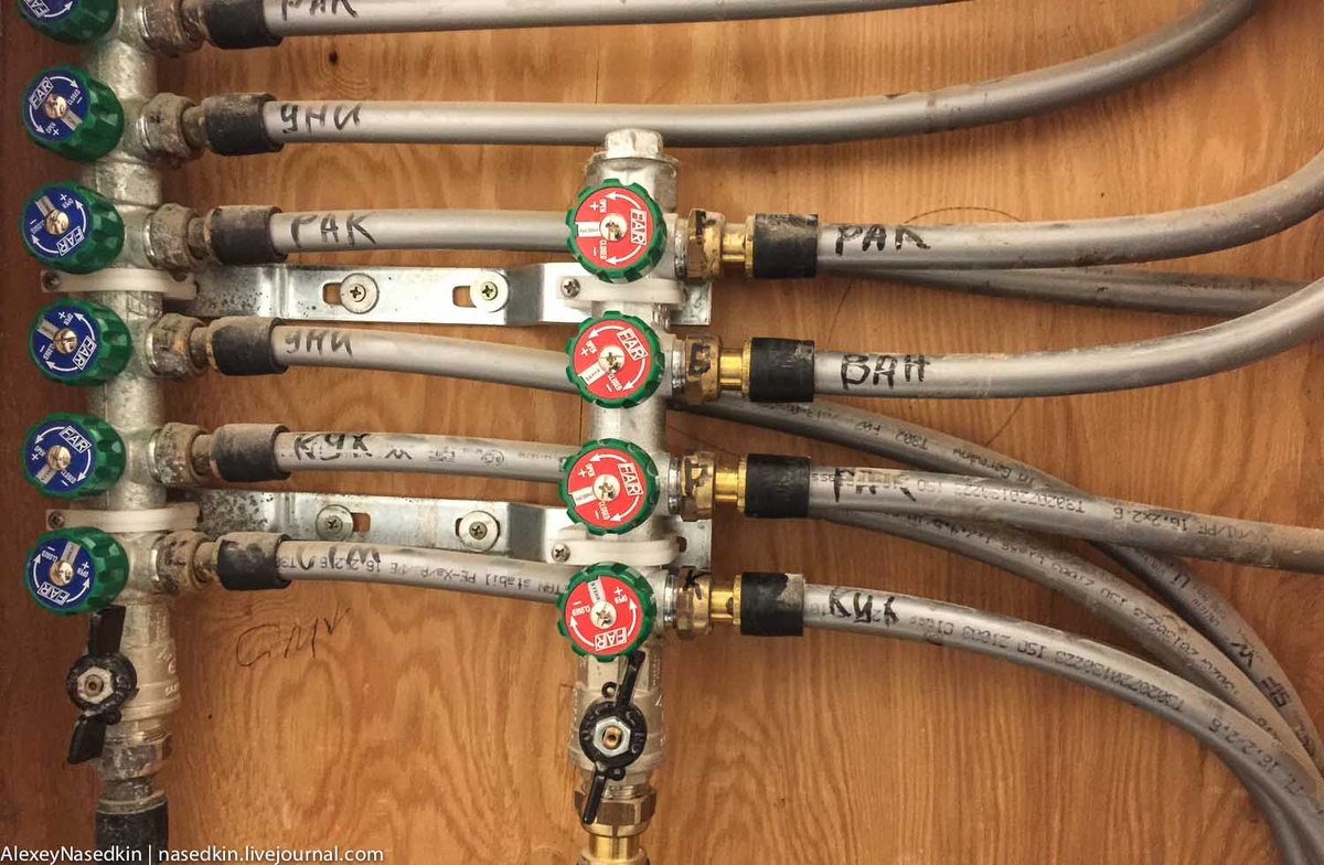 Среди пострадавших оказалась вот эта "гребёнка", раздающая воду по всему дому. Несколько соединений дали течь. 

