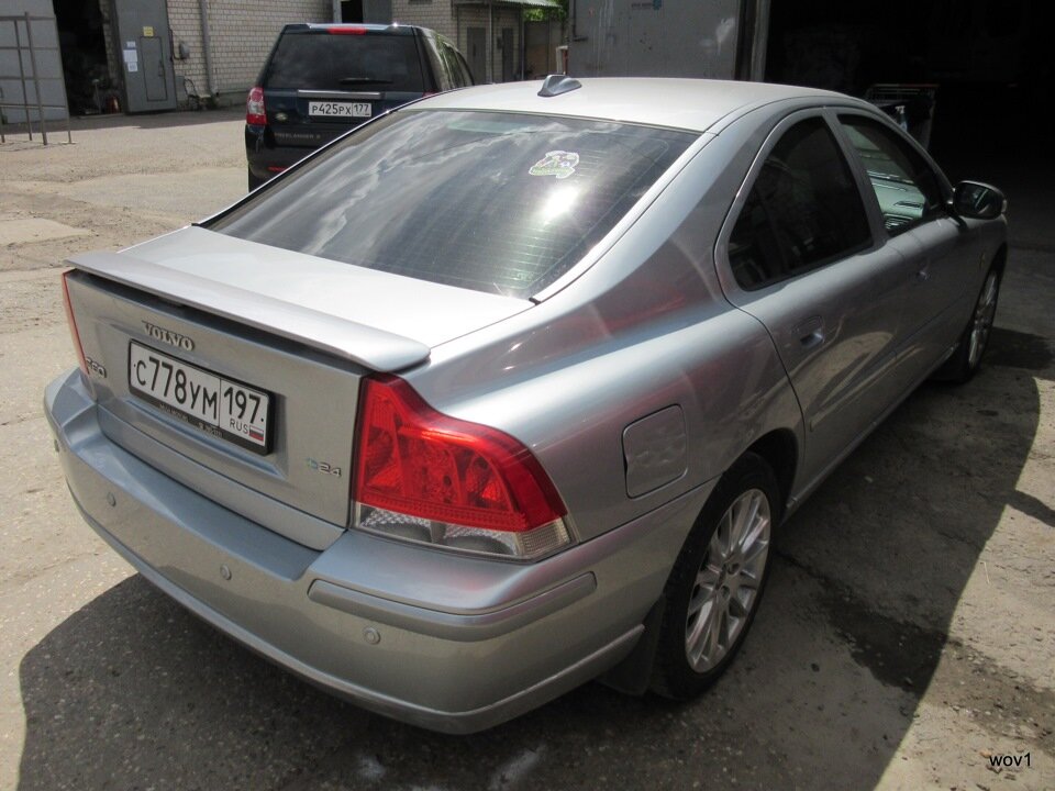 Даже под слоем пыли этот красавец пытается блестеть своим холодным блеском .