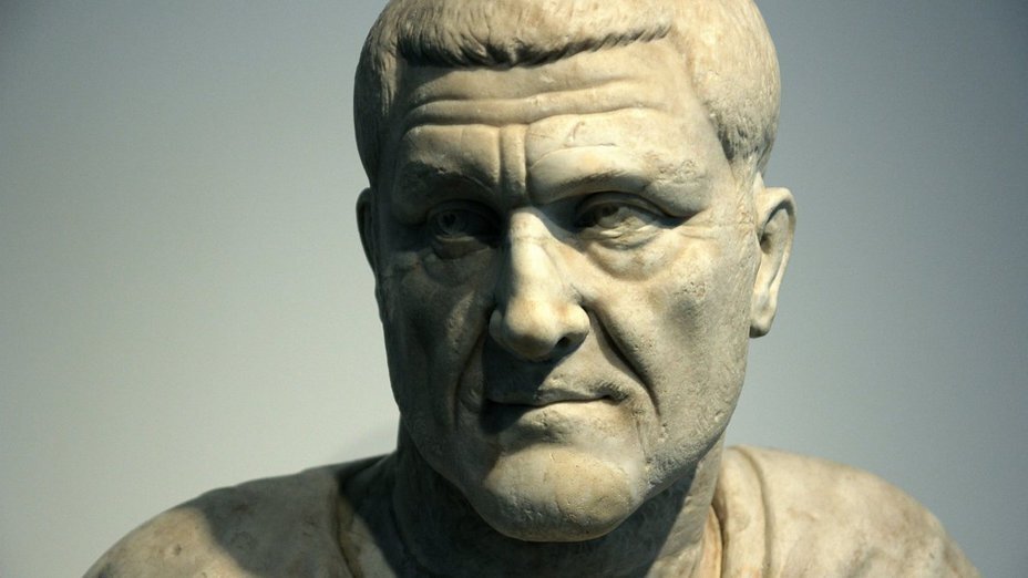  Максимин I Фракиец был римским императором с 235 года до 238 н.э.По некоторым данным он был ростом свыше 2.5 метров.Он выделялся своей доблестью,неукротимым нравом ,был суров и справедлив.