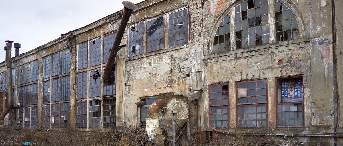 уже снаружи чувствуется запустение