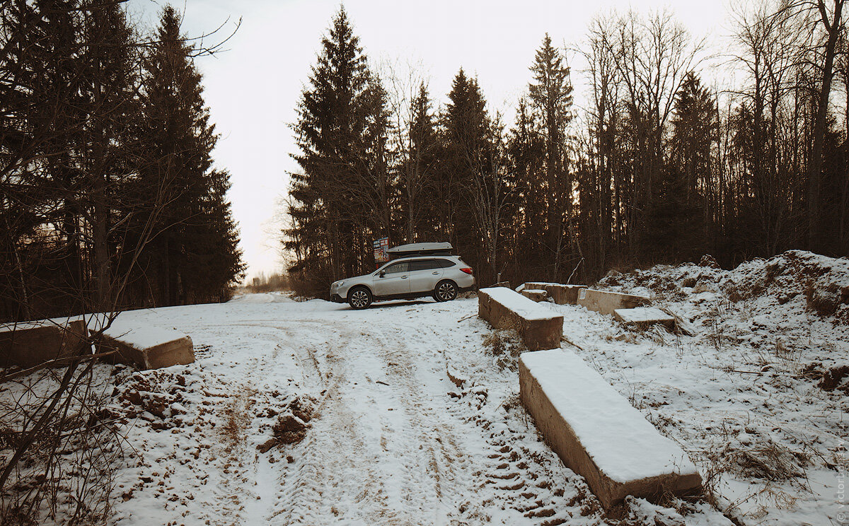 От МКАД до бункера менее часа езды на автомобиле по спокойному Калужскому шоссе. Но самое интересное это последние 600 метров пути. Уже не сосчитать сколько автомобилей здесь застряло за последние 10 лет. Теперь основную дорогу перегородили глубоким рвом и бетонными блоками. Самый разумный вариант — оставить автомобиль и пойти дальше пешком.