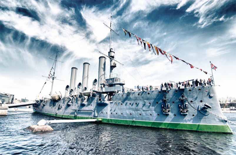  Легендарный крейсер «Аврора» в ночь с 15 на 16 июля 2016 года после двухгодичного ремонта в доках Кронштадта вернулся на свою вечную стоянку.