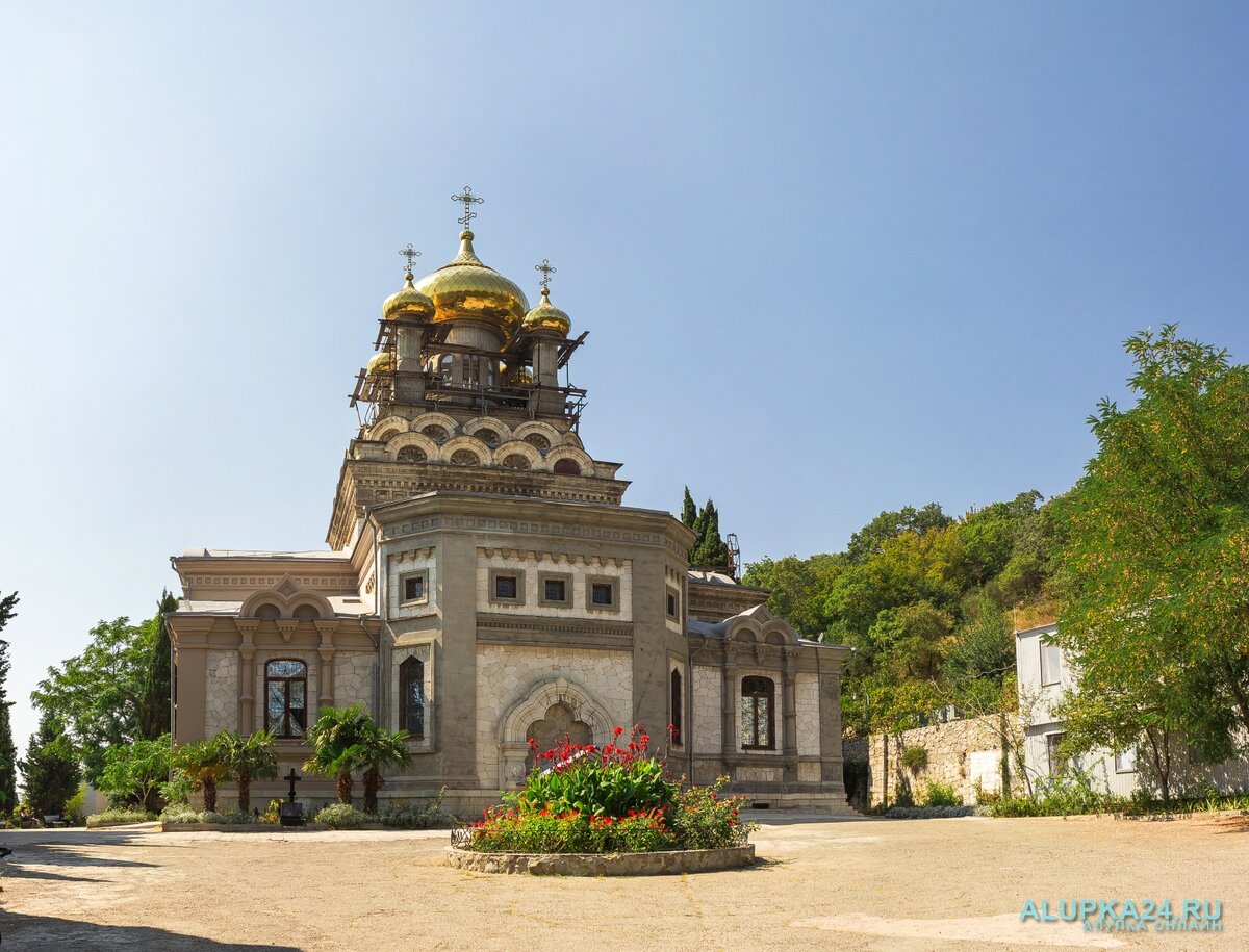 Храм архангела михаила в крыму. Храм Архангела Михаила в Алупке. Алупка Церковь Архангела Михаила. Храм Архистратига Михаила Алупка. Храм Архангела Михаила Крым Алупка.