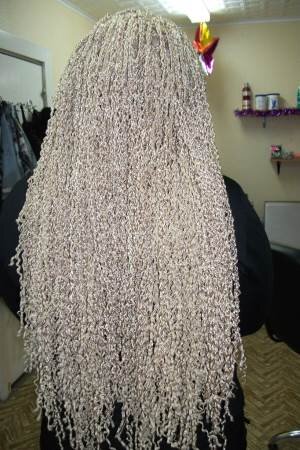 
Косички зизи являются разновидностью афро плетения. Крепление искусственной пряди и плетение идентичны. Сам материал уже сплетен в мелкие косы. Делятся они на 3 типа: прямые, волна, гофре. Это отличный способ изменить свой образ играя длинной и цветом.
