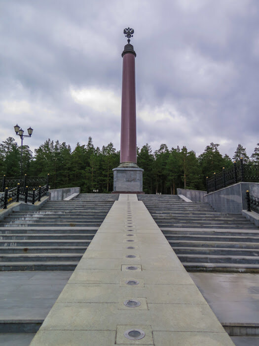 Екатеринбург памятник европа. Европа Азия Первоуральск. Обелиск граница Европа-Азия Первоуральск. Обелиск Европа-Азия Екатеринбург.