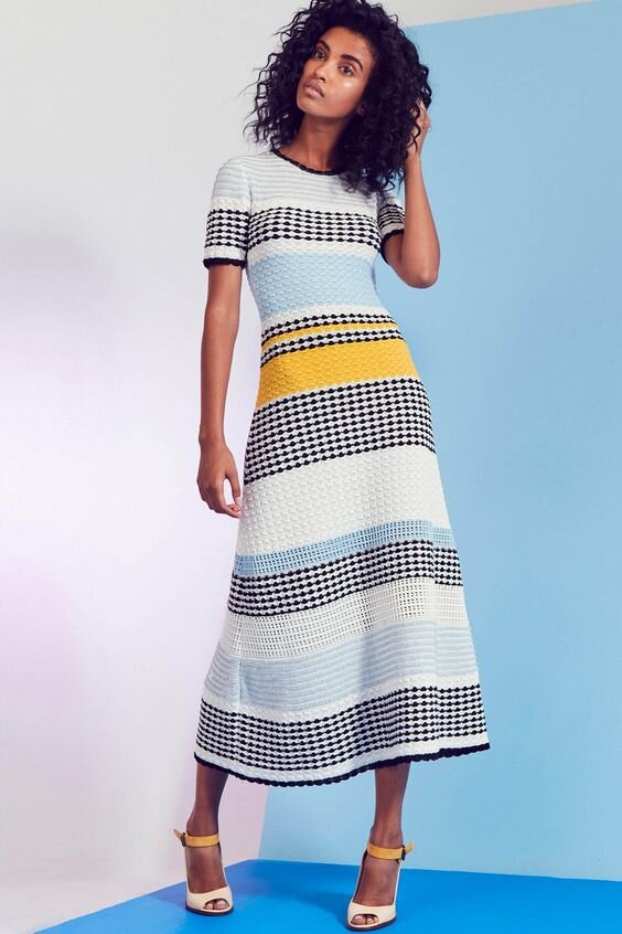 Худеньким девушкам не критично, если горизонтальные полоски будут проходить на уровне бедер. 