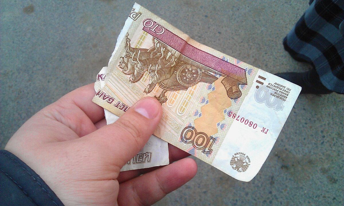 Что можно сделать с рублем. СТО рублей в руке. 100 Рублей в руке. Рваная купюра. Порванные денежные купюры.
