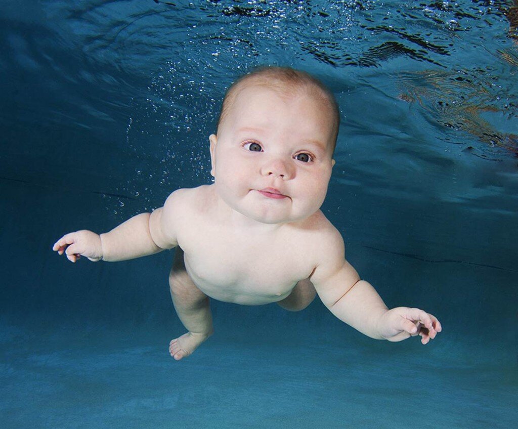 Младенец в бассейне