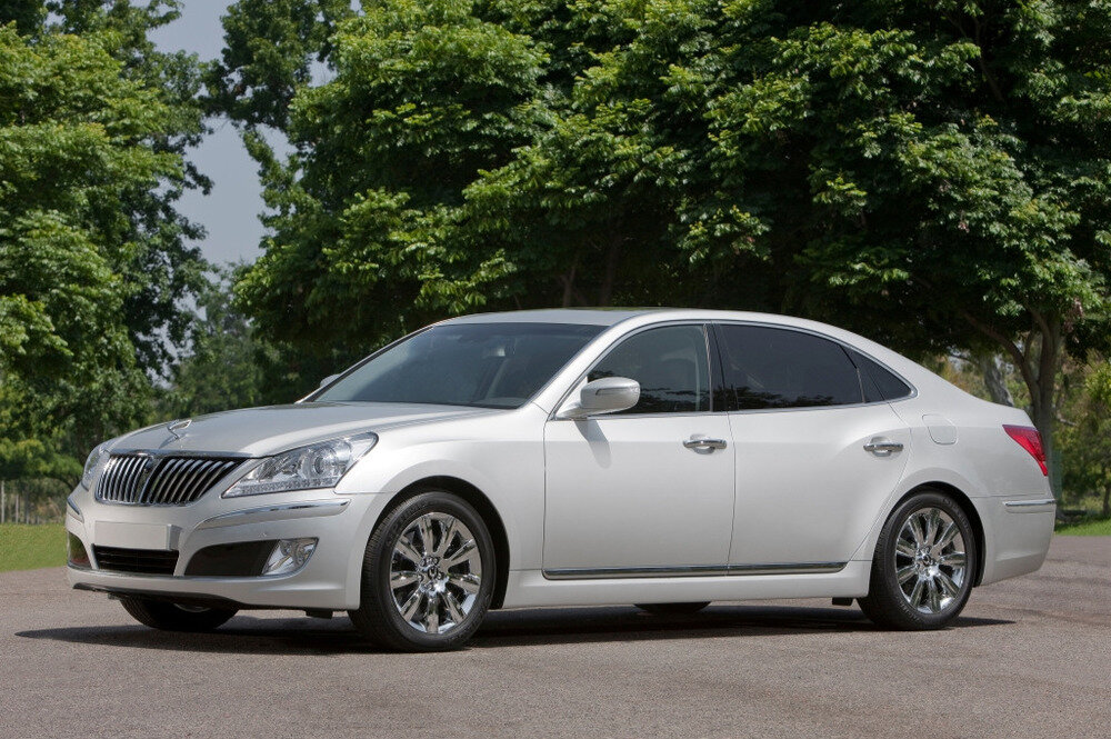     Hyundai Equus,    Диапазон цен  -- 770 000 – 830 000 руб.   Год выпуска  -- 2011 – 2012,   Пробег  -- 83 000 – 145 000 км,   Оптимальная версия  -- 3.8 MPI,   Плюсы  -- Надёжность, стоимость обслуживания, плавность хода, год выпуска и пробег,   Минусы  -- Проблемная коробка передач, не самое высокое качество сборки салона,  более простая по сравнению с конкурентами комплектация, управляемость,  тормоза   