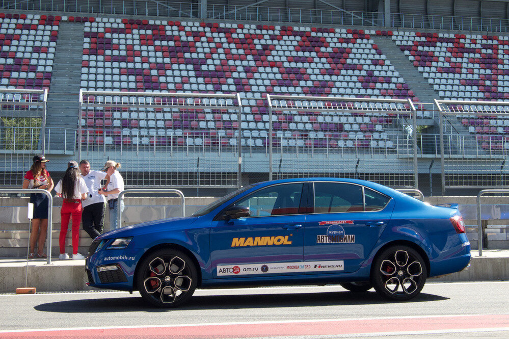   Skoda  Octavia RS предлагается в России в 4 вариантах: это лифтбек с  6-ступенчатой механикой или DSG аналогичного диапазона и универсал с  теми же коробками. Цены стартуют с отметки в 2 196 000 руб. за  трёхпедальный лифтбек. Универсал обойдётся минимум в 2 276 000 руб.  Доплата за DSG составляет 40 000 руб.  