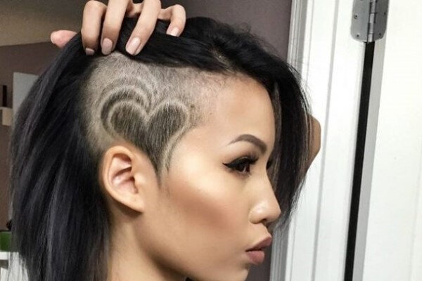 
Чтобы нанести узор на выбритом виске некоторые участки выбриваются ещё короче с помощью отдельной насадки.
