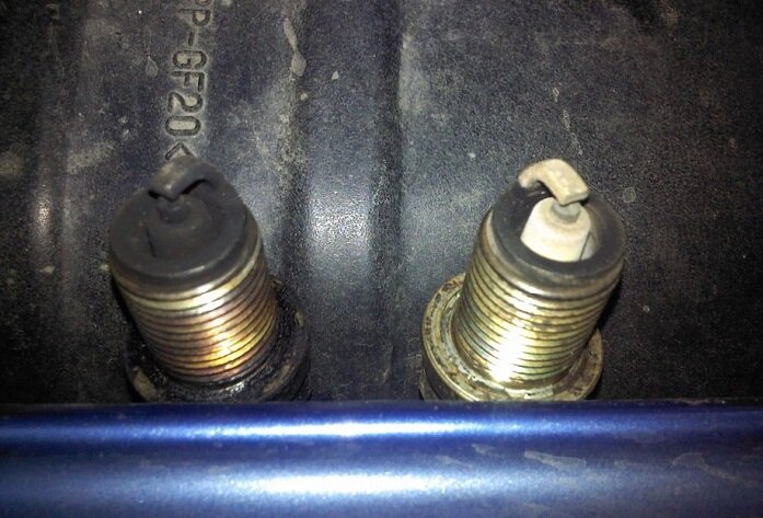 Нерабочая свеча (слева) - рабочая (справа)