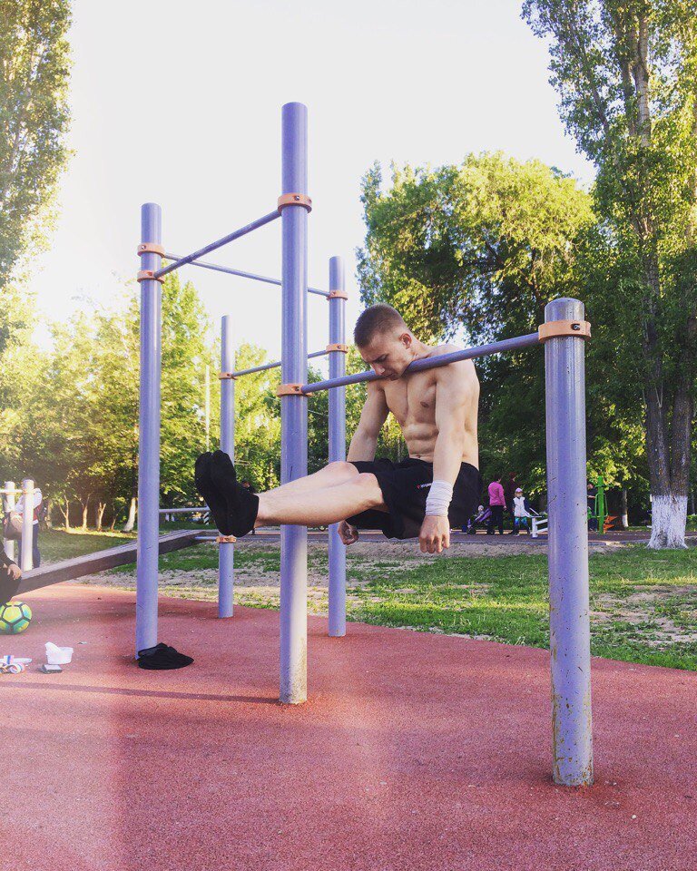 Этого парня зовут Антон Моисеев, он из небольшого города Балалово (Саратовской области) То что он творит на турниках и брусьях выглядит НЕРЕАЛЬНО КРУТО!! ЖЕСТЬ!! ВЫ, КОГДА НИБУТЬ ВИДЕЛИ ПОДОБНОЕ???