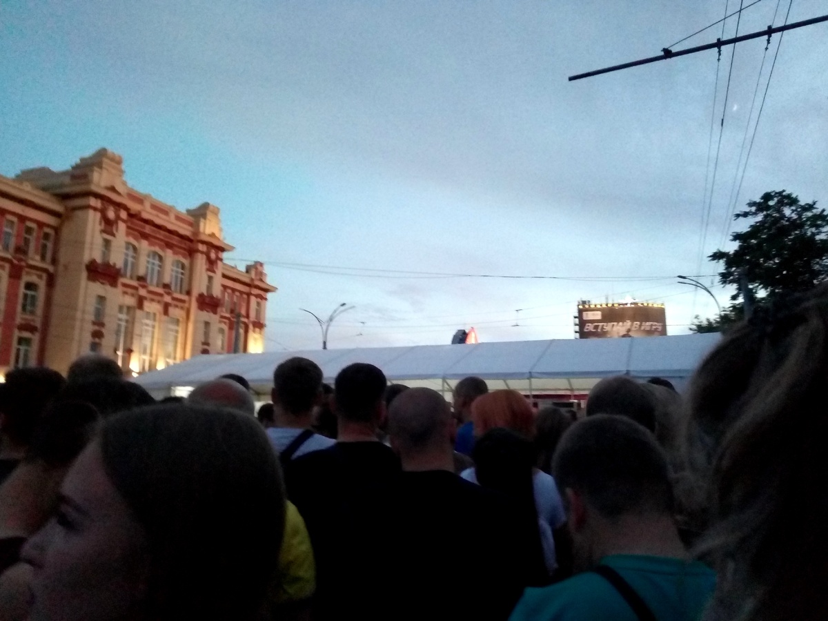 Потом оказалось - пускают небольшими группами, так как там стоят турникеты вдоль которых по цепочке мы должны достичь металлоискателей с бдительной охраной/полицейскими. Как заметила обеспокоенная женщина, которая была прижата в толпе ко мне через одного человека слева: "А что же они там проверяют, тут же достаточно кому-то прийти в эту толпу, что сгрудилась перед входом". Но тогда я ещё не знала всех целей, по которым так тщательно досматривали входящих в эту зону. 