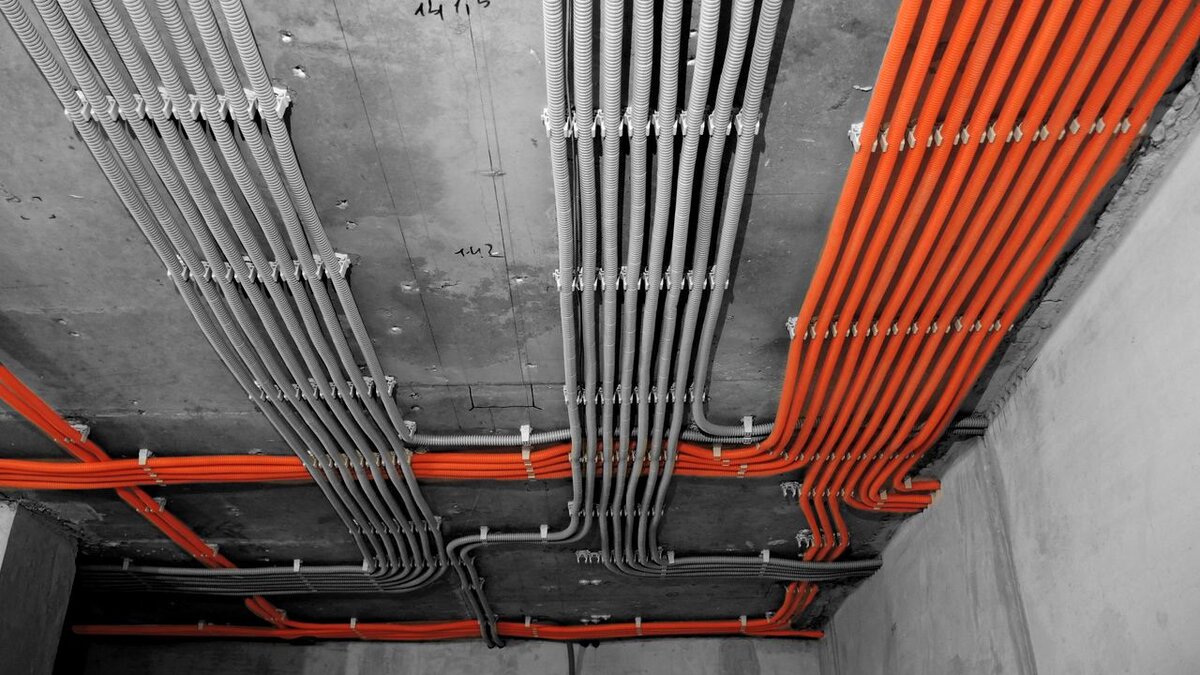 Пример прокладки проводки по потолку