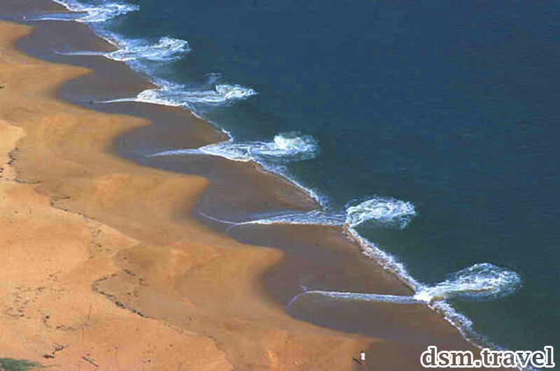 Донное море. Отбойное течение Тягун. Rip current отбойное течение. Тягуны на Азовском море. Волны тягуны на черном море.