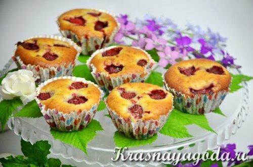 По вкусу выпечка очень похожа на бисквит: по этому рецепту маффины с клубникой – легкие пористые и золотистые.