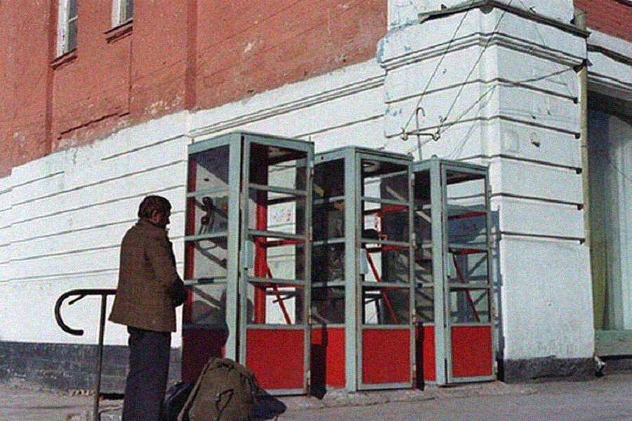 Три стоящие в ряд таксофонные будки.