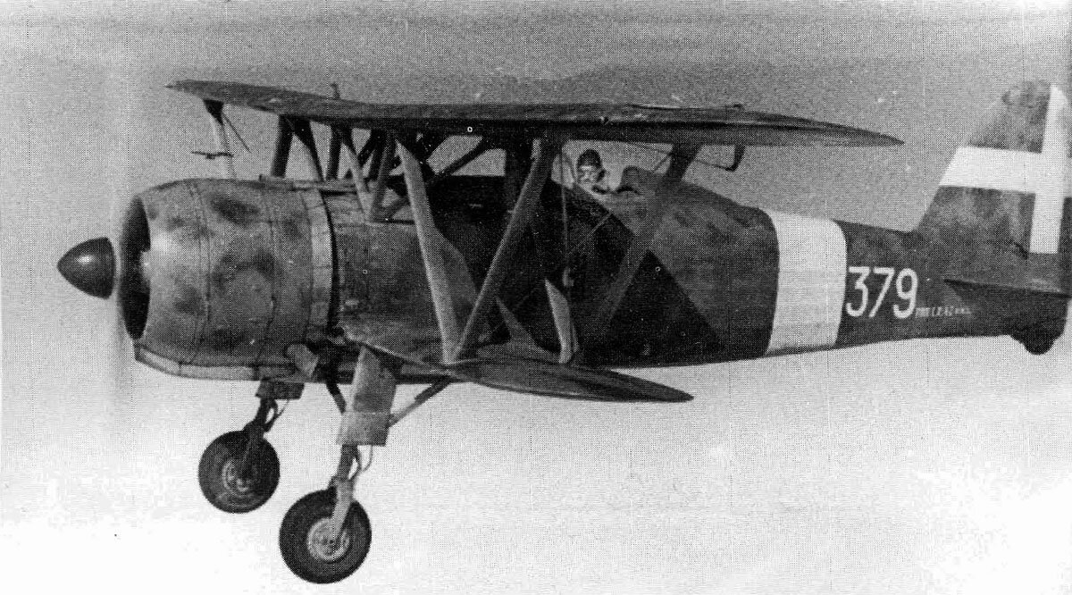 Один из основных истребителей ВВС Италии в 1938-43 годах - Fiat CR.42 Falco. Бипланная конструкция уже устарела на момент начала Второй мировой войны. Фото: defenceoftherealm.wordpress.com