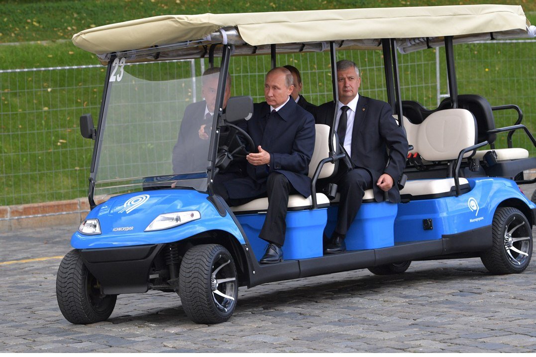 Восьмиместный электрокар Конкордия (6+2) в парке Зарядье тестирует лично Президент РФ