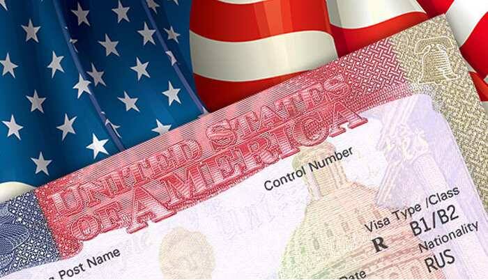 ▫ В 2018 году обстановка с оформлением виз в США  в Москве усложнилась настолько, что сейчас практически невозможно ее оформить. Запись в Посольство осуществляется до 1 года вперед. ▫ По этой причине основной возможностью получения визы в США для россиян стало обращения в Посольства, расположенные в других странах, таких как Украина, Польша, Латвия, Молдавия, Турция, Казахстан и др.        ▫ Многие визовые центры осуществляют помощь в оформлении виз в США через вышеуказанные страны мира. 
▫ В каждой стране есть свои нюансы по оформлению визы, срокам получения загранпаспортов и статистике отказов. Очень важно правильно заполнить анкету DS-160 на английском языке. Ведь именно по ней будет строиться весь этап собеседования, и ошибки в заполнении могут привести к отказу в выдаче визы.
▫ Так же, шансы значительно увеличивает наличие Шенгенских виз за последние 2-3 года, подтверждающие документы о наличии недвижимости, активов, стабильно высокого заработка.