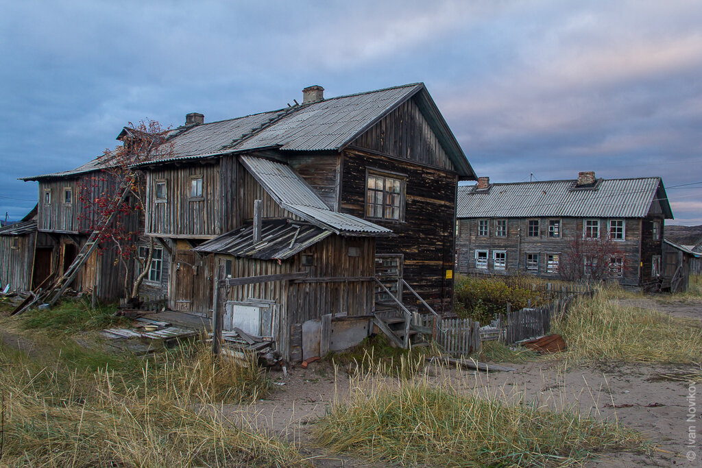 Поселок полуночное свердловская область. Деревня Териберка. Поселок Териберка школа. Териберка заброшенная.