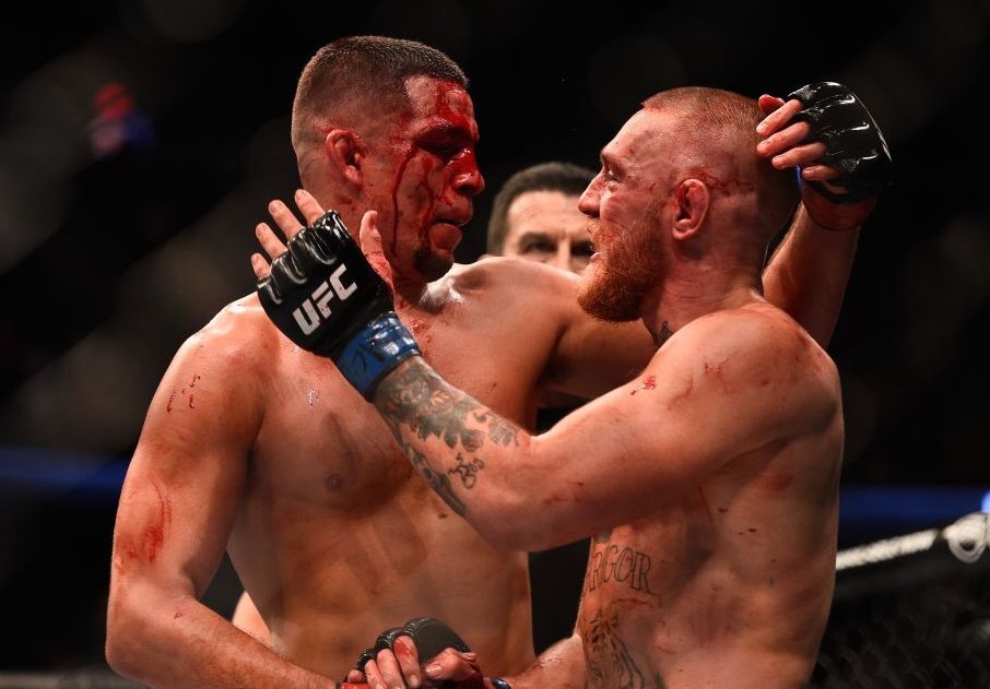 Весь поединок был наполнен ударами, оба спортсмена падали с ног во время поединка, лицо Нейта было окровавлено к концу поединка, Конор был потрясен таким сопротивлением, в третьем раунде битва едва не закончилась досрочно, Диас прижал Конора к сетке и нанес 16 значимых ударов в голову!!! Просмотрите видео боя и убедитесь, что это бойцы мирового уровня!