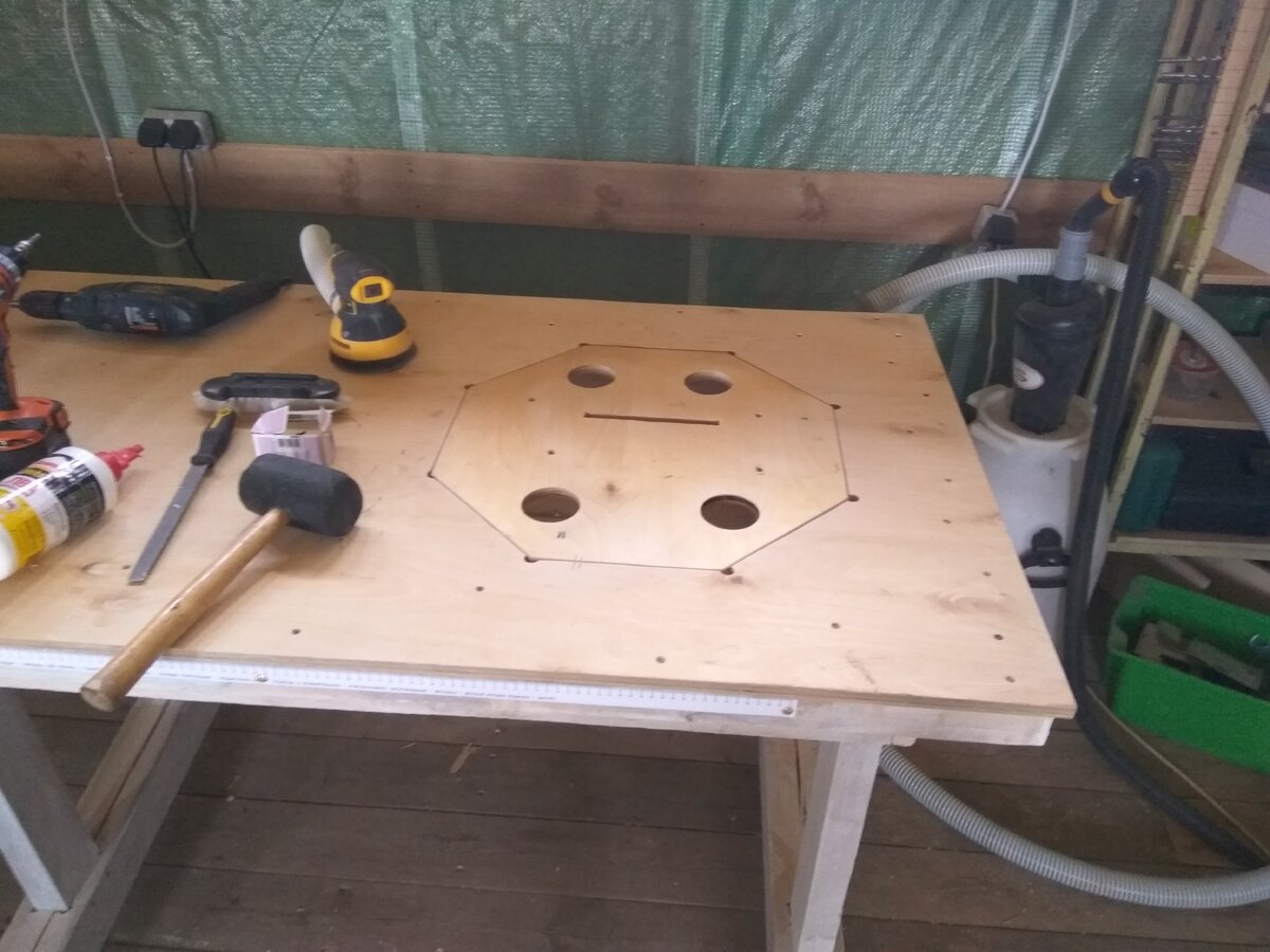 Верстак с восьмиугольником под циркулярку. Также видно емкость с циклоном