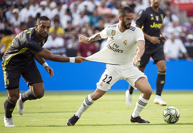 Первым моментом была схема, ведь Роналду главный форвард. Если ранее Мадрид играл по принципу 4 4 3, то с Криштиану в прошлогоднем сезоне использовалась стратегия 4 4 2. Вторым моментом заключалась в плане исполнения навесов под Роналду. Акцент на использование флангов создавали исключительно ради Криштиану.
Третья хитрость заключался темп игры, а именно владение мячом выросло, но есть снижения в скорости.

Такая манера игры служит положительно, лишь для владения мячом и обычных пасов, с целью доставить мяч на фланг для успешной реализации главного форварда.
