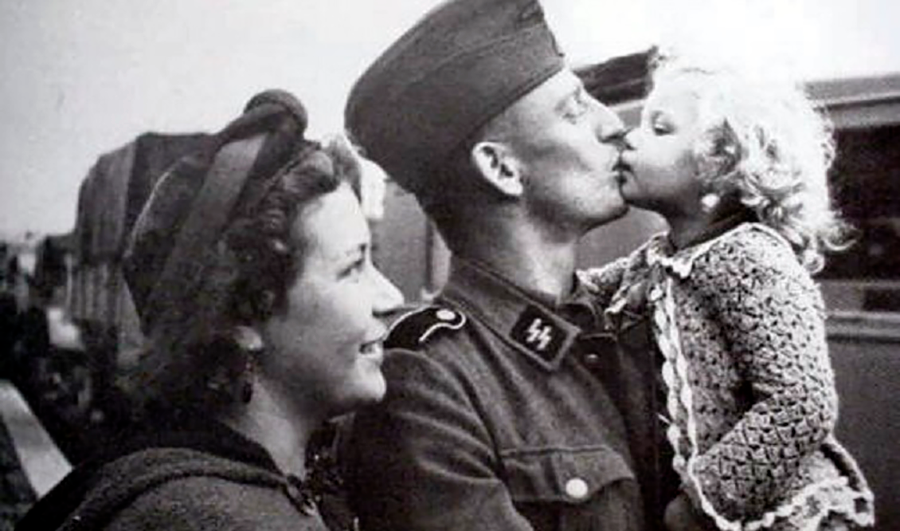 Полюбила немца. Немецкий солдат с женой. Немецкий солдат обнимает. Немецкий солдат с девушкой.