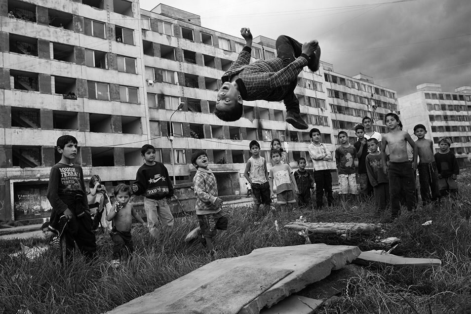 Картинка для привлечения внимания - фотография Åke Ericson, которая как бы демонстрирует, что в голове даже непьющего алкоголика всегда живёт чувак, который в любой момент свернуть вам, то есть самому себе, шею