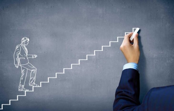 Великие начинания даже не нужно обдумывать, нужно взяться за дело, иначе, заметив трудность, отступишь.