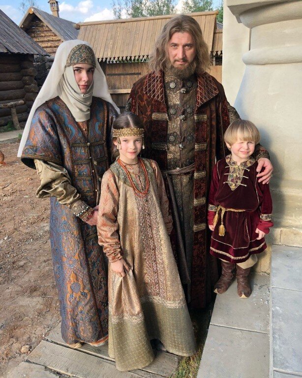 Семья бояр Романовых в сериале "Годунов". Фёдор Никитич Романов (Александр Устюгов), его жена Ксения, урождённая Шестова (Мария Андреева), их дочь Татьяна и сын Михаил, будущий русский царь и основатель династии. 