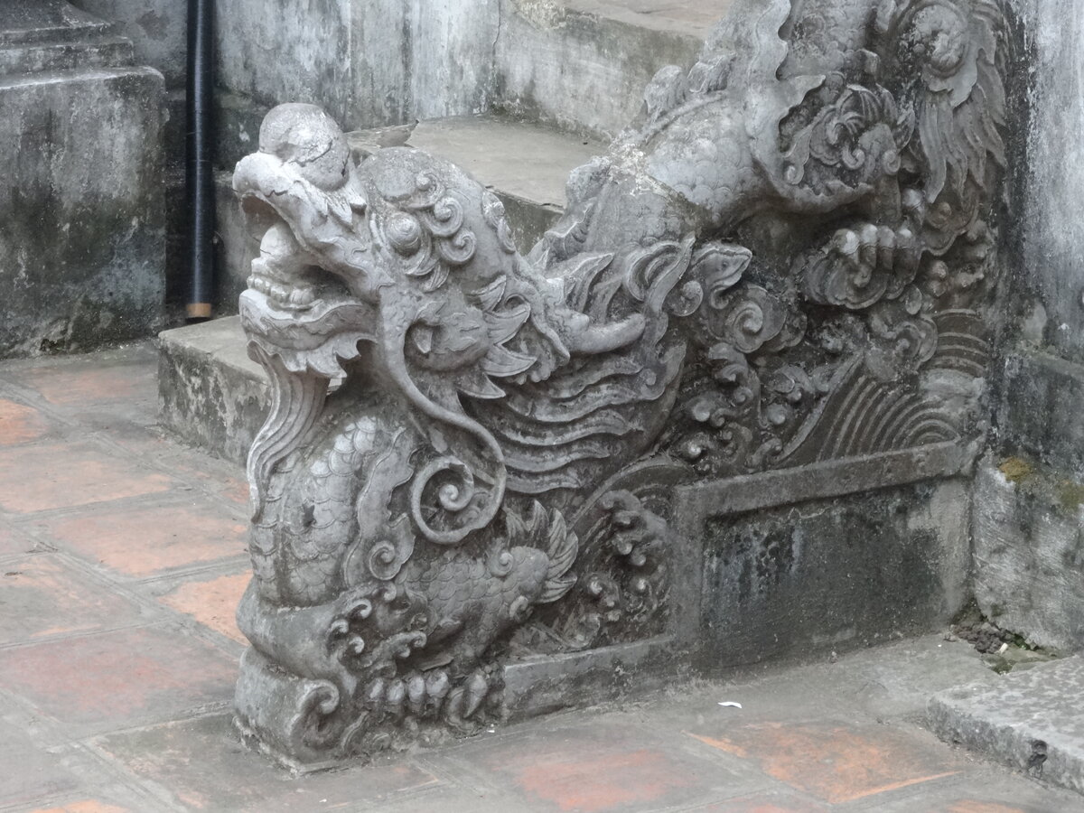 В элементах зданий встречаются драконы, символизирующие власть