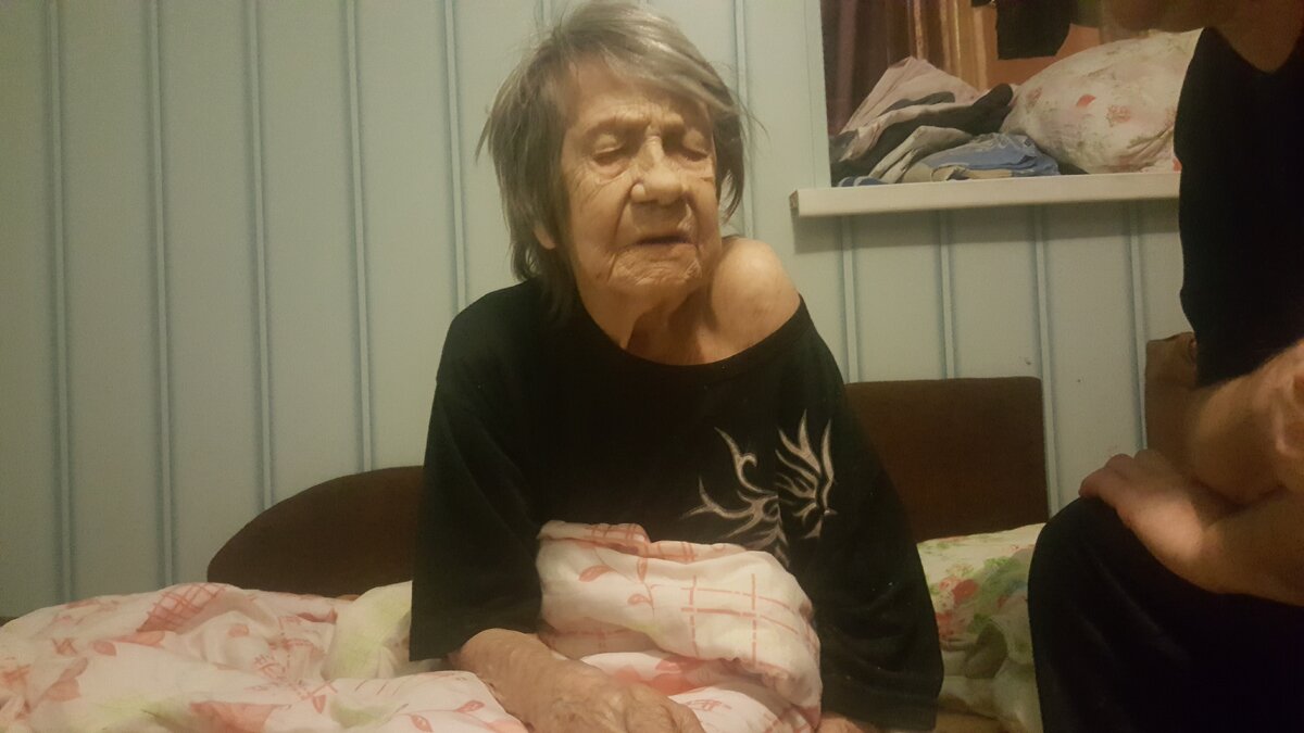 А вот и героическая бабуля. Пусть земля ей будет пухом. 