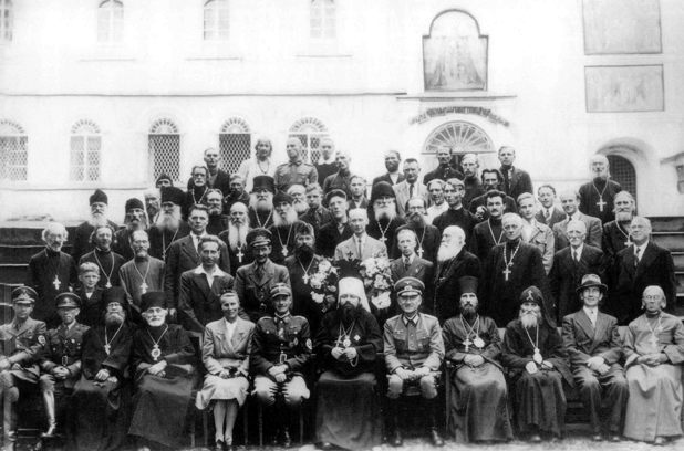 Гитлер посредством религии повышал лояльность к нацистам среди населения.