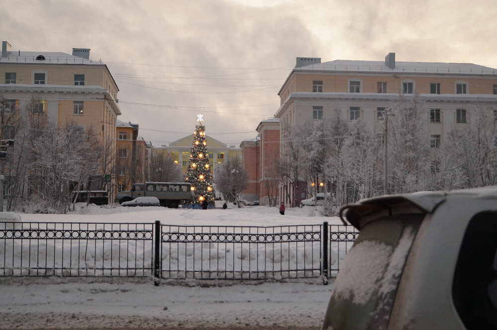  Центральная площадь Кировска на рассвете. Как и другие северные города, это структурированный лоскут цивилизации посреди суровой и безлюдной тундры. Зима началась здесь оттепельно, еще в начале декабря снега почти не было — но потом стало как всегда: мало не покажется. 
