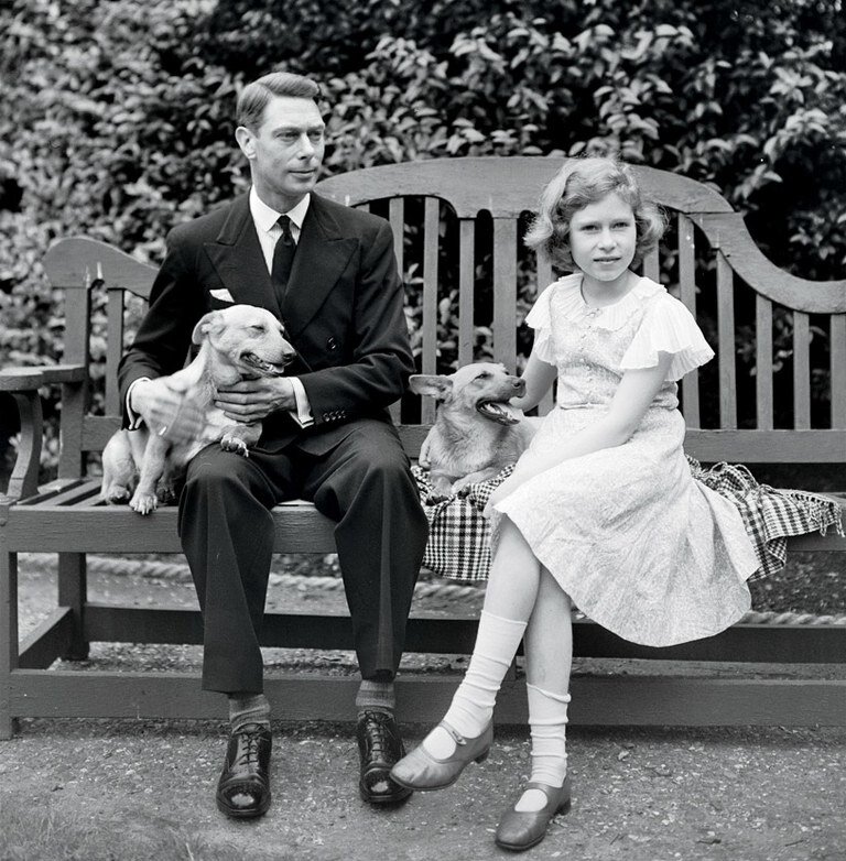 Георг VI очень любил своих дочерей. Между ним и Елизаветой были теплые отношения, но с момента своего воцарения он стал с ней строже - готовил к роли королевы